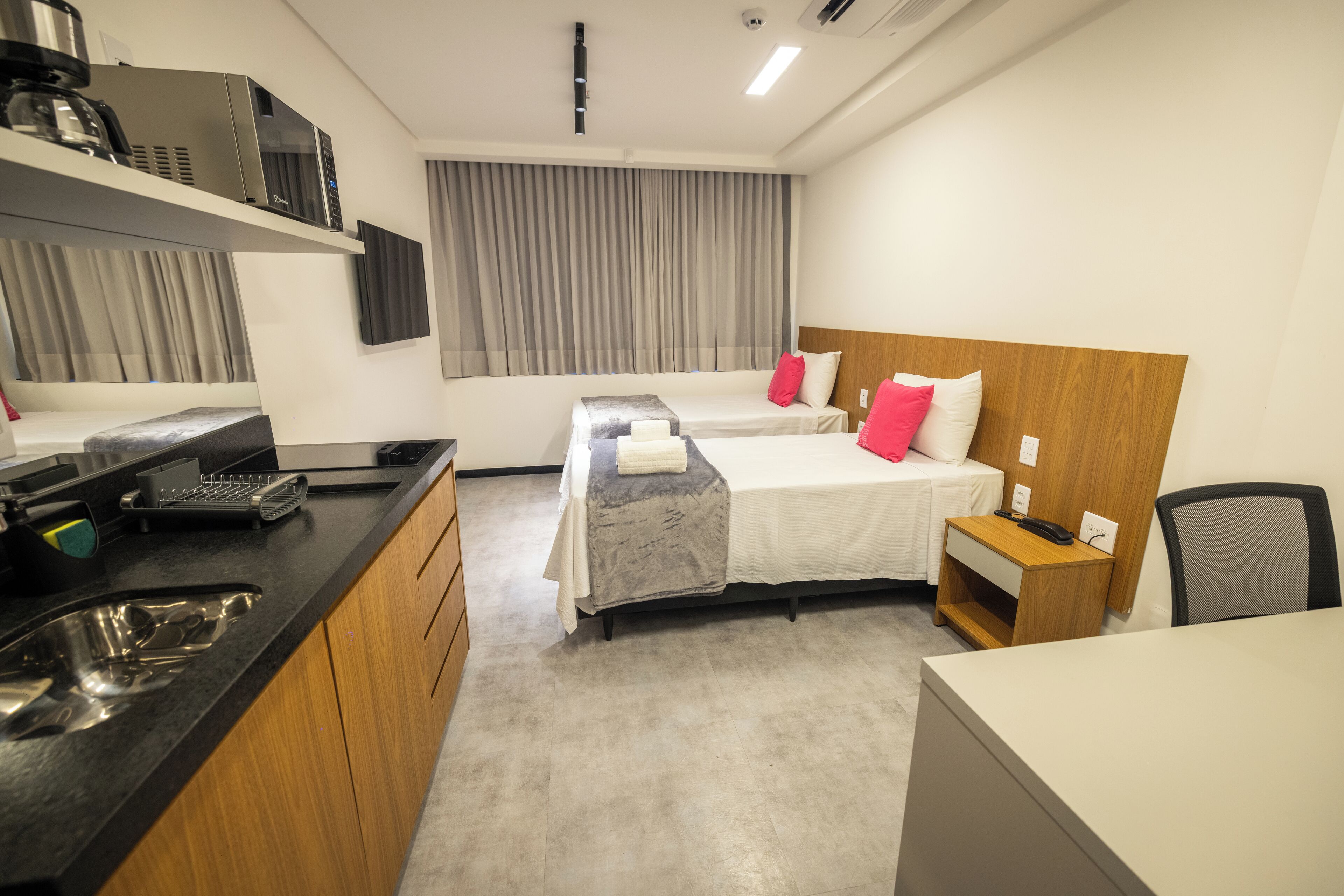 Studio, 2 Single Beds | In-room safe, desk, blackout curtains, free WiFi