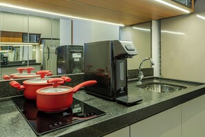 Superior Studio | Private kitchen | Fridge, microwave, stovetop, espresso maker - Roomo Transamerica Goiânia Marista Urbà (Goiania)