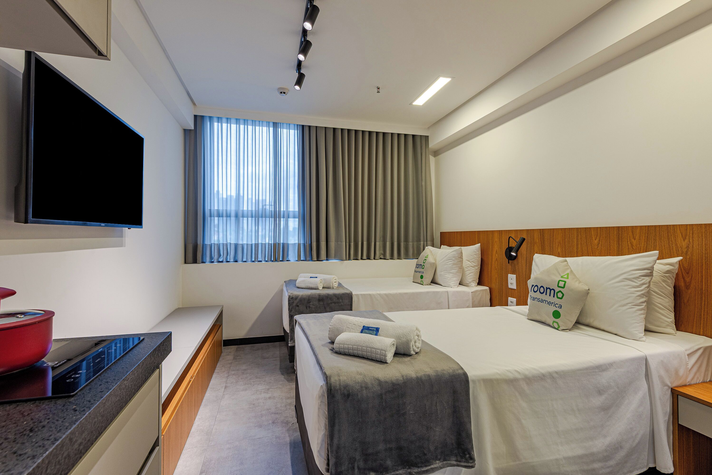 Studio, 2 giường đơn | Két bảo mật tại phòng, bàn, màn/rèm cản sáng 