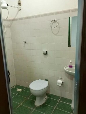 Chambre Quadruple Classique, vue montagne | Salle de bain