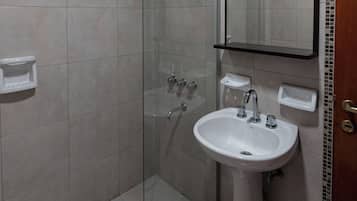 Habitació doble o amb dos llits individuals estàndard, vistes al turó | Bany | Dutxa, tovalloles, sabó i xampú