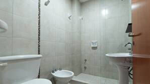 A bathroom with a toilet, bidet, and sink. - Ñañitas Tampu Wasi (Maimara)