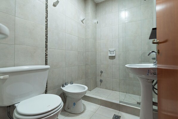 A bathroom with a toilet, bidet, and sink. - Ñañitas Tampu Wasi (Maimara)