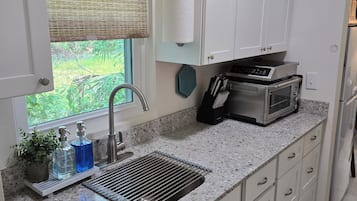 Réfrigérateur, micro-ondes, four, cafetiÚre/bouilloire