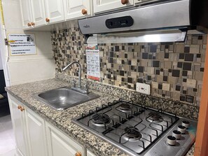 Kühlschrank, Mikrowelle, Herdplatte, Wasserkocher mit Kaffee-/Teezubehör