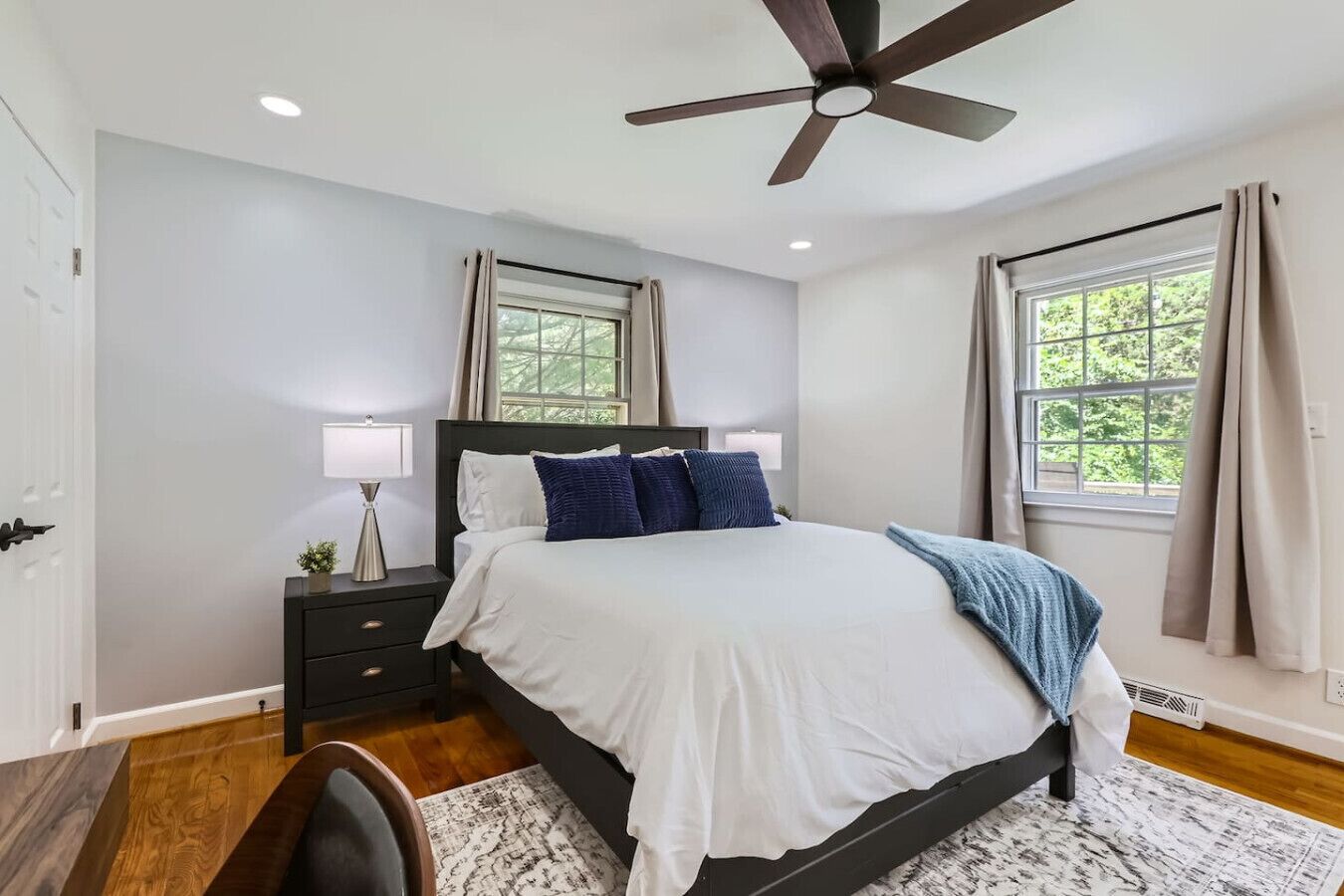 1 chambre, bureau, fer et planche à repasser, lit parapluie