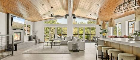 Smart TV, chimenea, tenis de mesa y estéreo