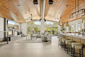 Smart TV, fireplace, ping pong, stereo - Urban Manor, Walk 2 Ski Resort & Hot Tub w/Firepit (Big Bear Lake)