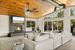 TV connectée, cheminée, table de tennis de table, chaîne hi-fi