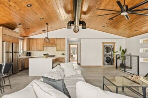 Smart TV, fireplace, ping pong, stereo