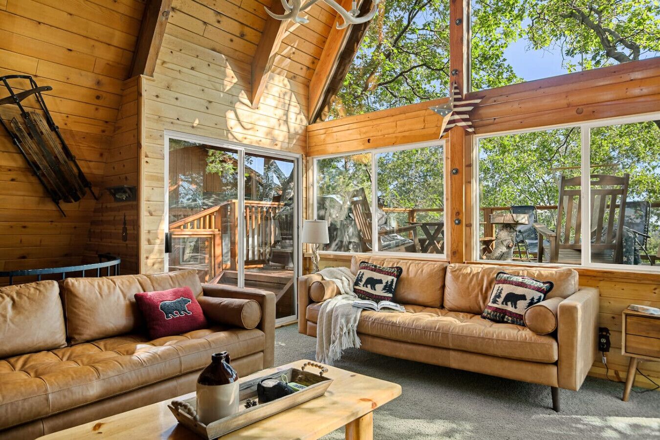 Smart-tv, een open haard en een stereo