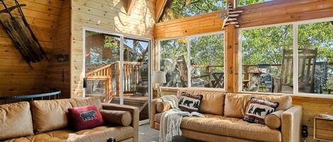 Smart-tv, een open haard en een stereo