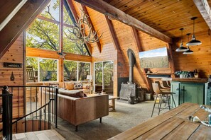 Smart TV, fireplace, stereo - Vista Del Oso A Frame (Big Bear)