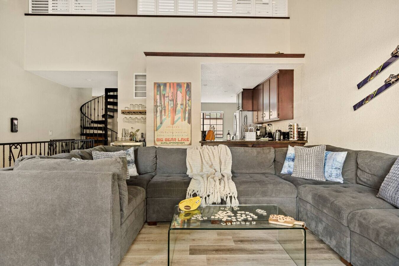 Smart TV, chimenea y estéreo 