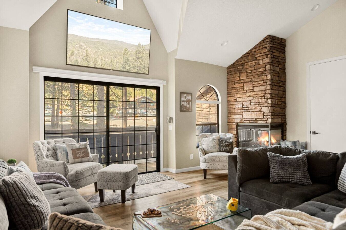 Smart TV, fireplace, stereo