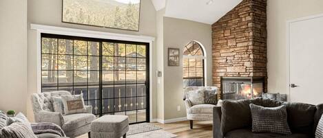 Smart TV, chimenea y estéreo