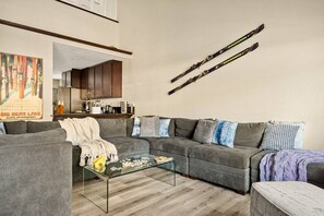 Smart TV, fireplace, stereo