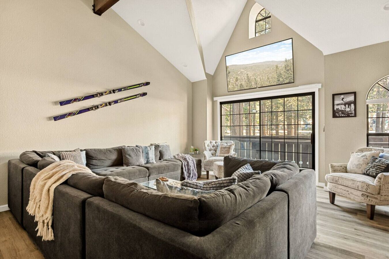 Smart TV, fireplace, stereo