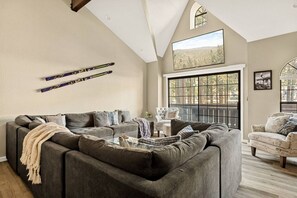 Smart-TV, Kamin, Stereoanlage