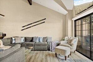 Smart TV, chimenea y estéreo