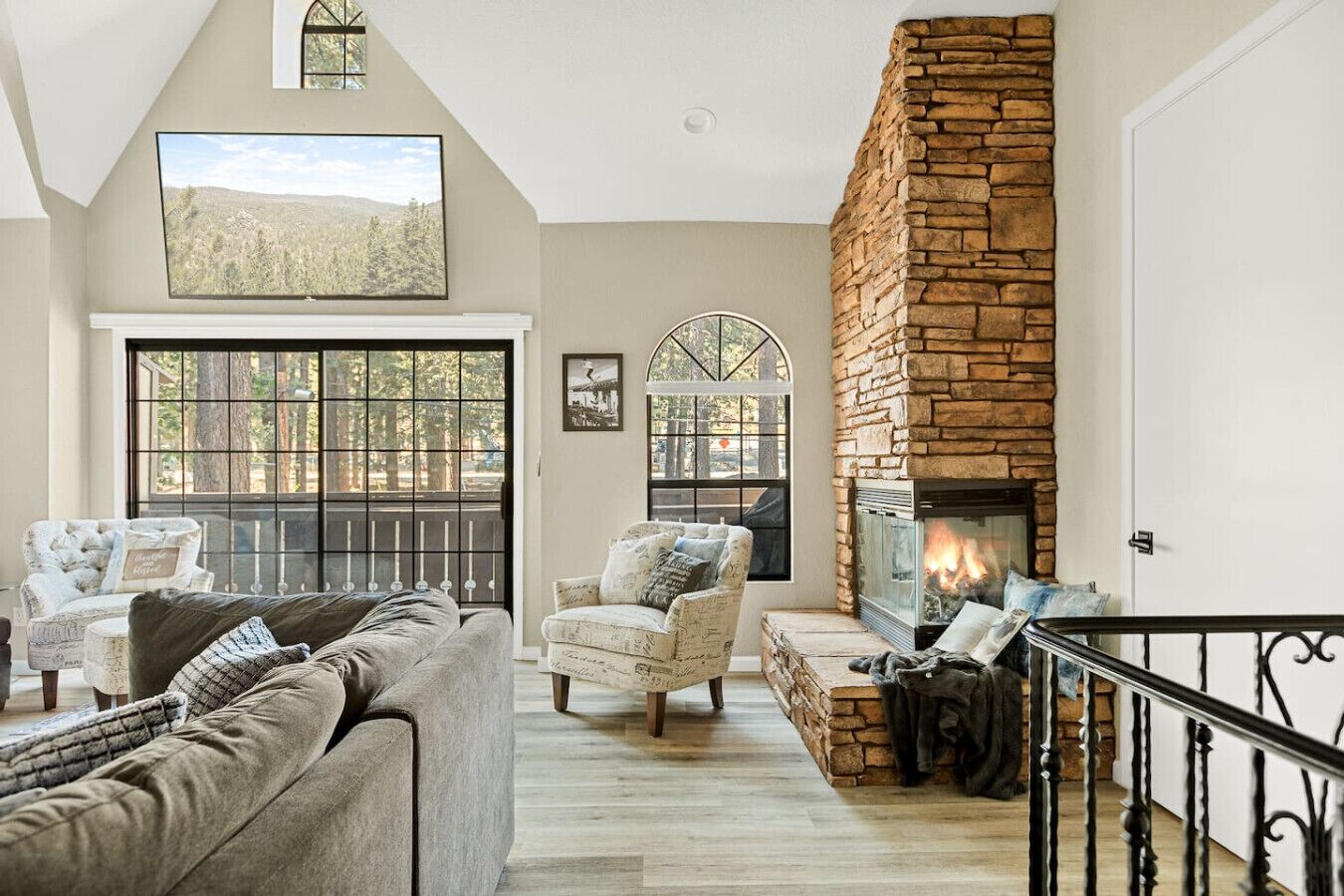 Smart-tv, een open haard en een stereo