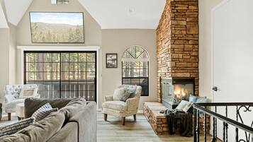 Smart-tv, een open haard en een stereo