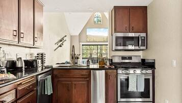 冷蔵庫、電子レンジ、オーブン、コンロ