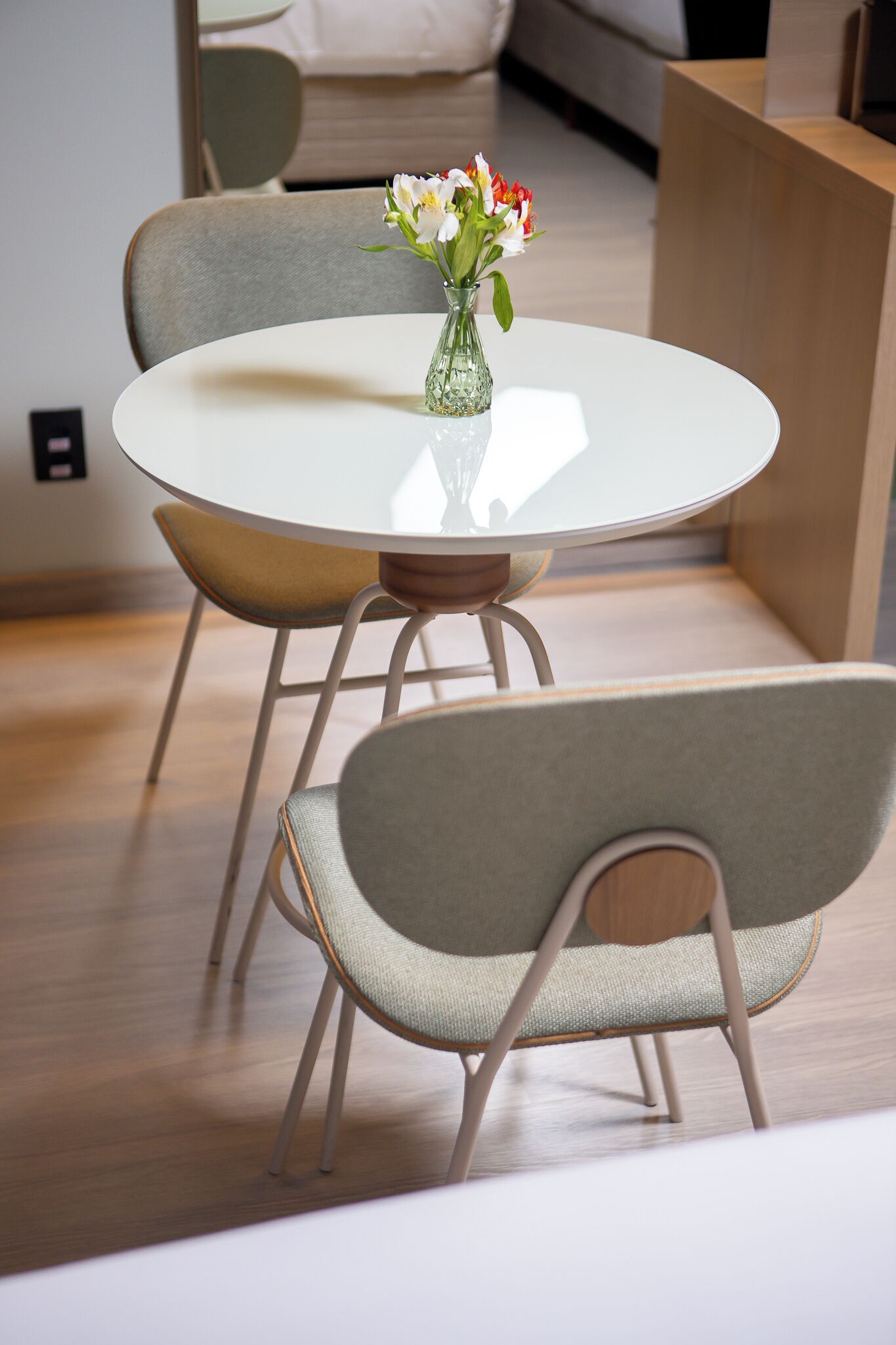 Un coin repas moderne avec une table ronde et deux chaises.