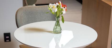 Un coin repas moderne avec une table ronde et deux chaises.