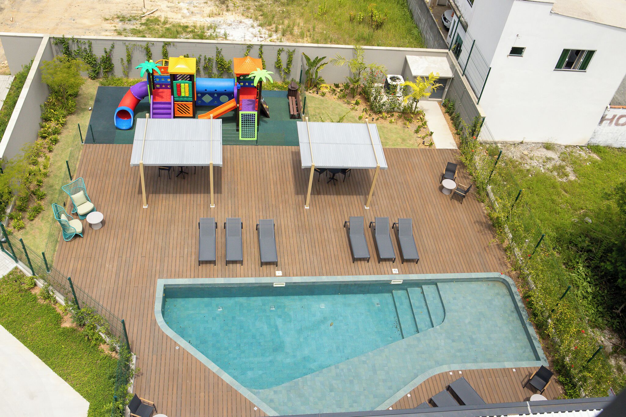 สระว่ายน้ำกลางแจ้ง