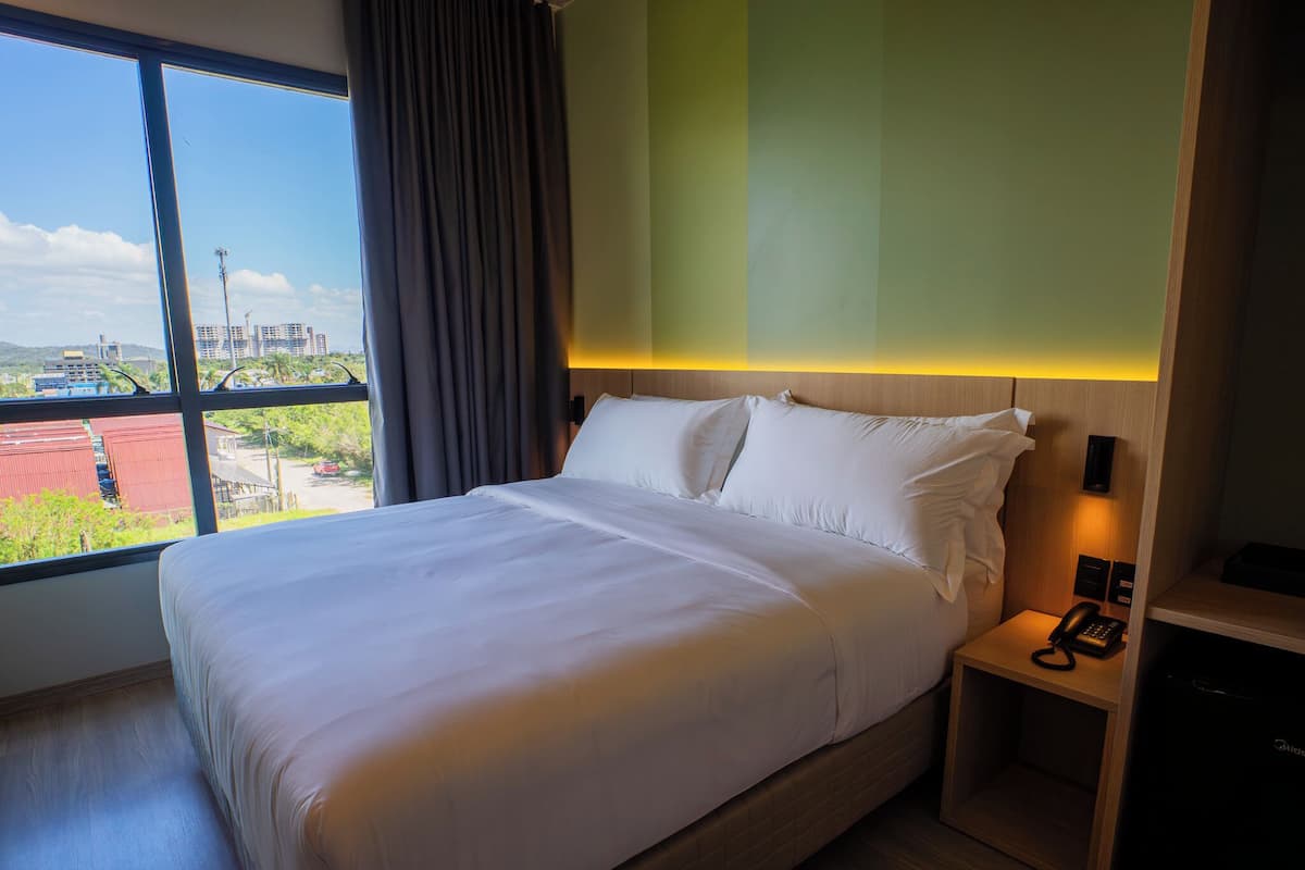 Deluxe-huone | Tallelokero huoneessa, pimennysverhot, äänieristys, ilmainen Wi-Fi