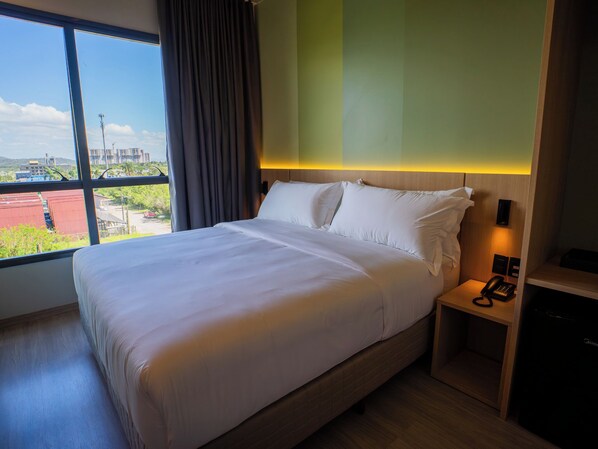 Deluxe Room | In-room safe, blackout drapes, soundproofing, free WiFi