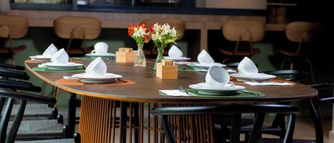 朝食 (ビュッフェ)、毎日提供 (無料)