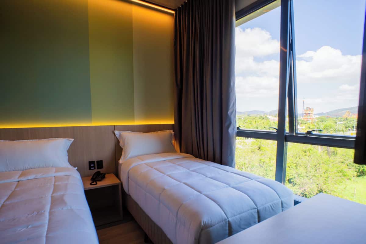 Kahden hengen deluxe-huone (kaksi sänkyä), näköala puistoon | Tallelokero huoneessa, pimennysverhot, äänieristys, ilmainen Wi-Fi