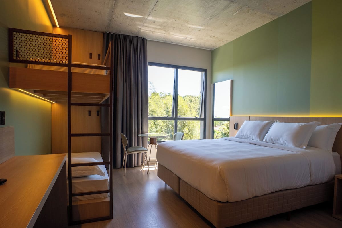 Tallelokero huoneessa, pimennysverhot, äänieristys, ilmainen Wi-Fi