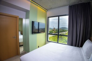 Coffre-fort, rideaux d’obscurcissement, système d’insonorisation