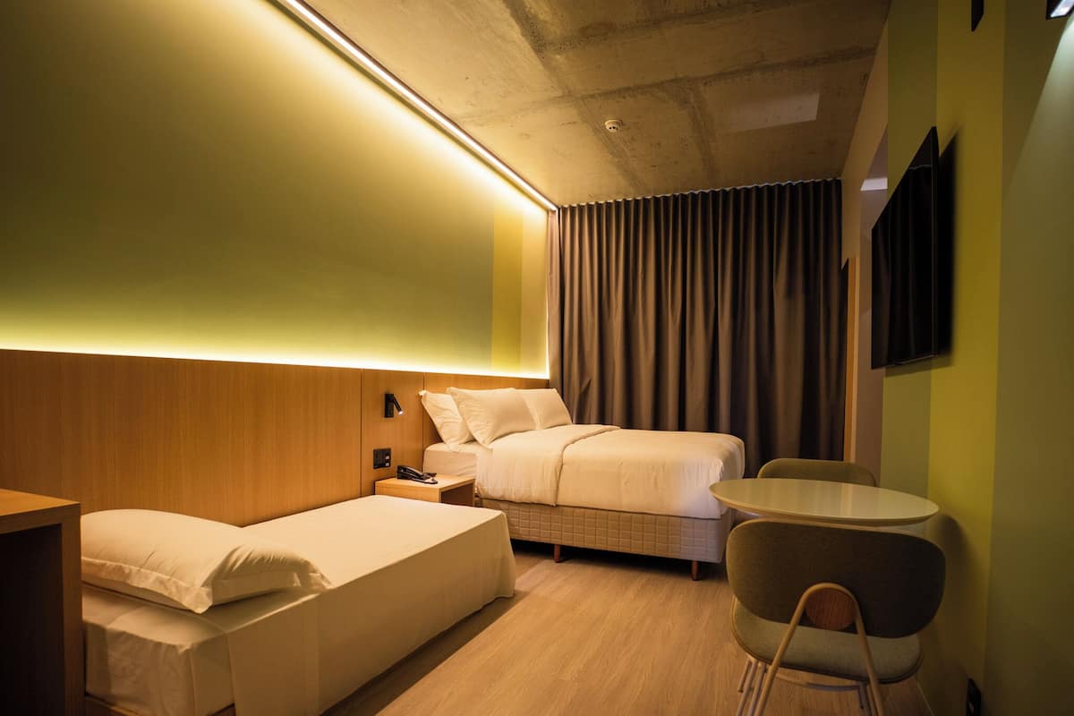 Kolmen hengen luksushuone | Tallelokero huoneessa, pimennysverhot, äänieristys, ilmainen Wi-Fi