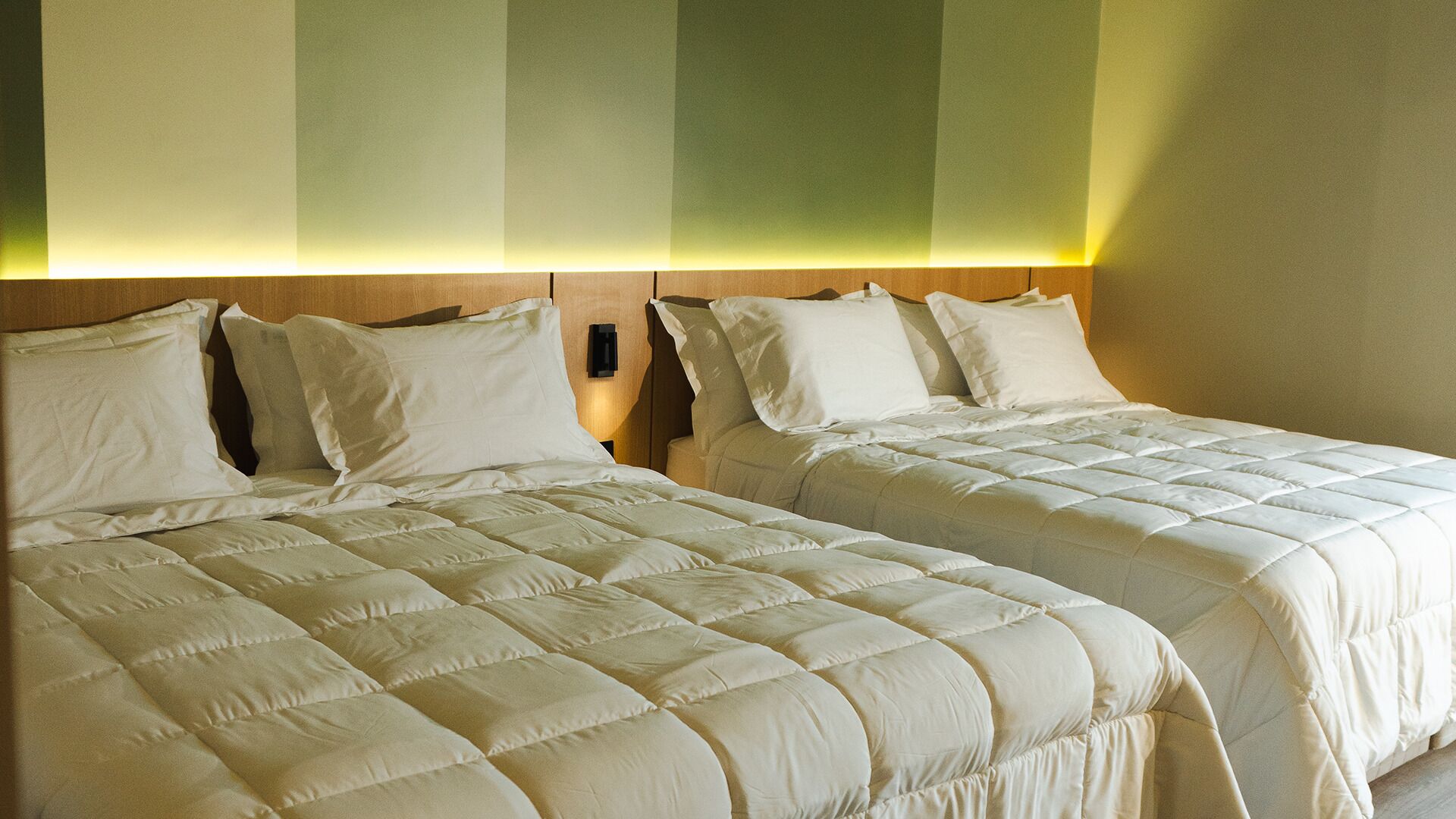 Dobbelt- eller tomannsrom – deluxe | Safe på rommet, blendingsgardiner, lydisolert og wi-fi (inkludert)