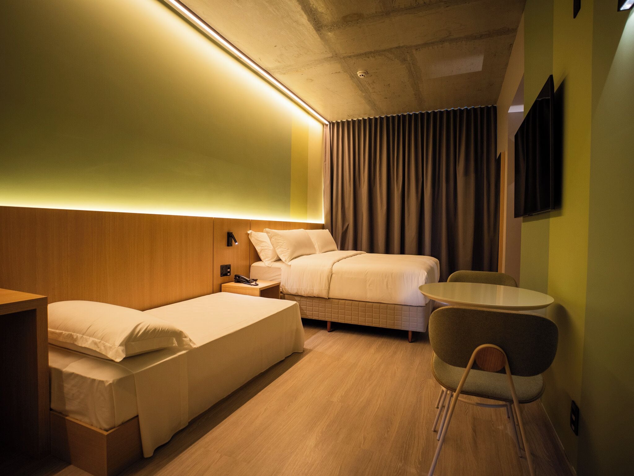 Safe på rommet, blendingsgardiner, lydisolert og wi-fi (inkludert)