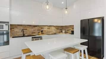 Frigorífico, microondas, horno y placa de cocina