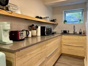 Køleskab, mikrobølgeovn, ovn, kogeplade