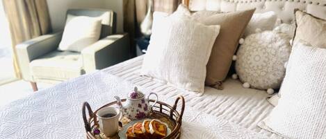 4 bedrooms, desk, iron/ironing board, travel crib