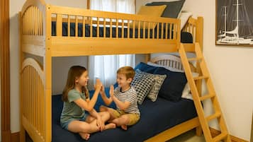 4 quartos, escrivaninha, ferros/tábuas de passar roupa, berço de viagem