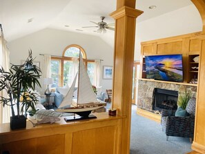 Televisio, takka, videopelejä, pöytätennispöytä