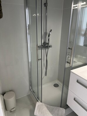 Hair dryer, towels, soap, toilet paper - Montreux Heights (Montreux)