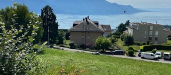 Large Srudio - Sleeps 4
Overlooking lake leman, mont blanc and Montreux town...