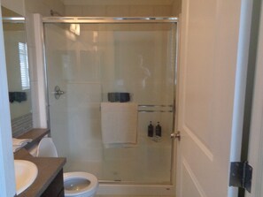 Hiustenkuivaaja, bidee, pyyhkeet, saippua