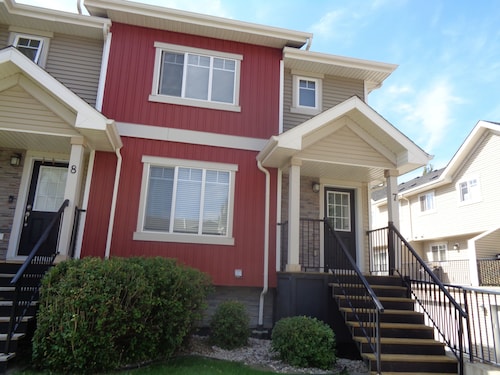 Cozy Furnished Townhome in South Edmonton, near shops etc.