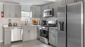 Mikrowelle, Ofen, Herdplatte, Geschirrspüler