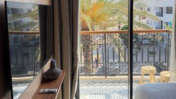 10 bedrooms, WiFi, bed sheets